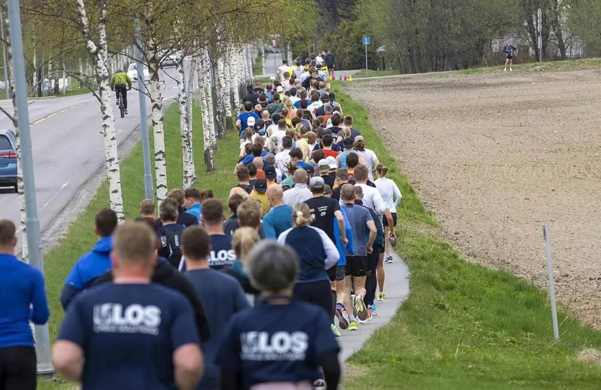 Løpere langs løypa